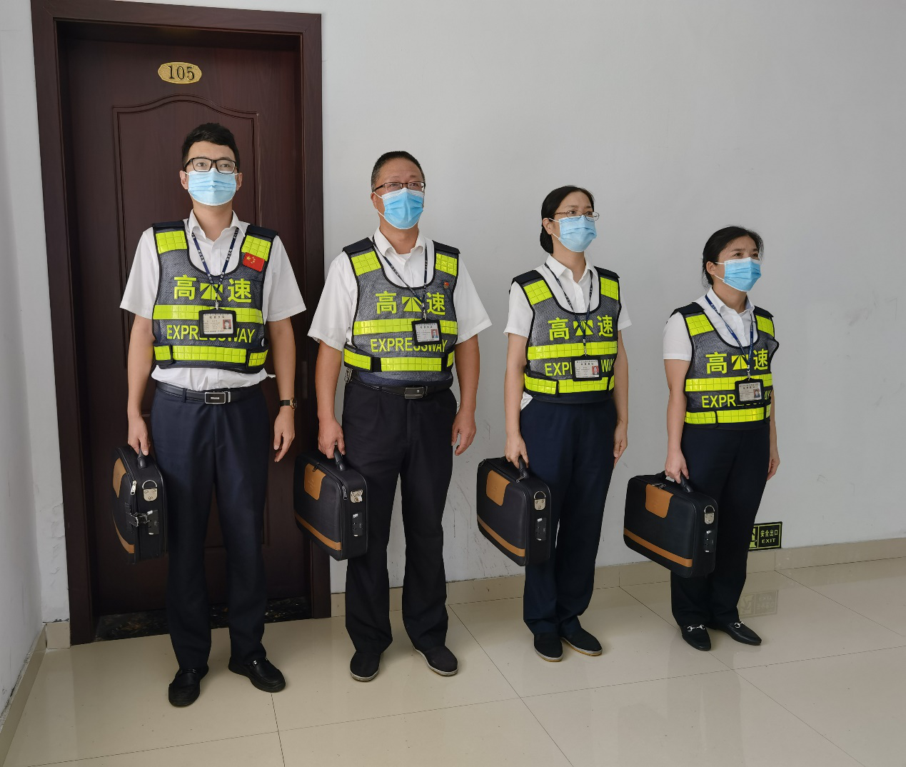 1629448318555099.png 文明服務培訓師陸冰(左二)周峰拍攝.png