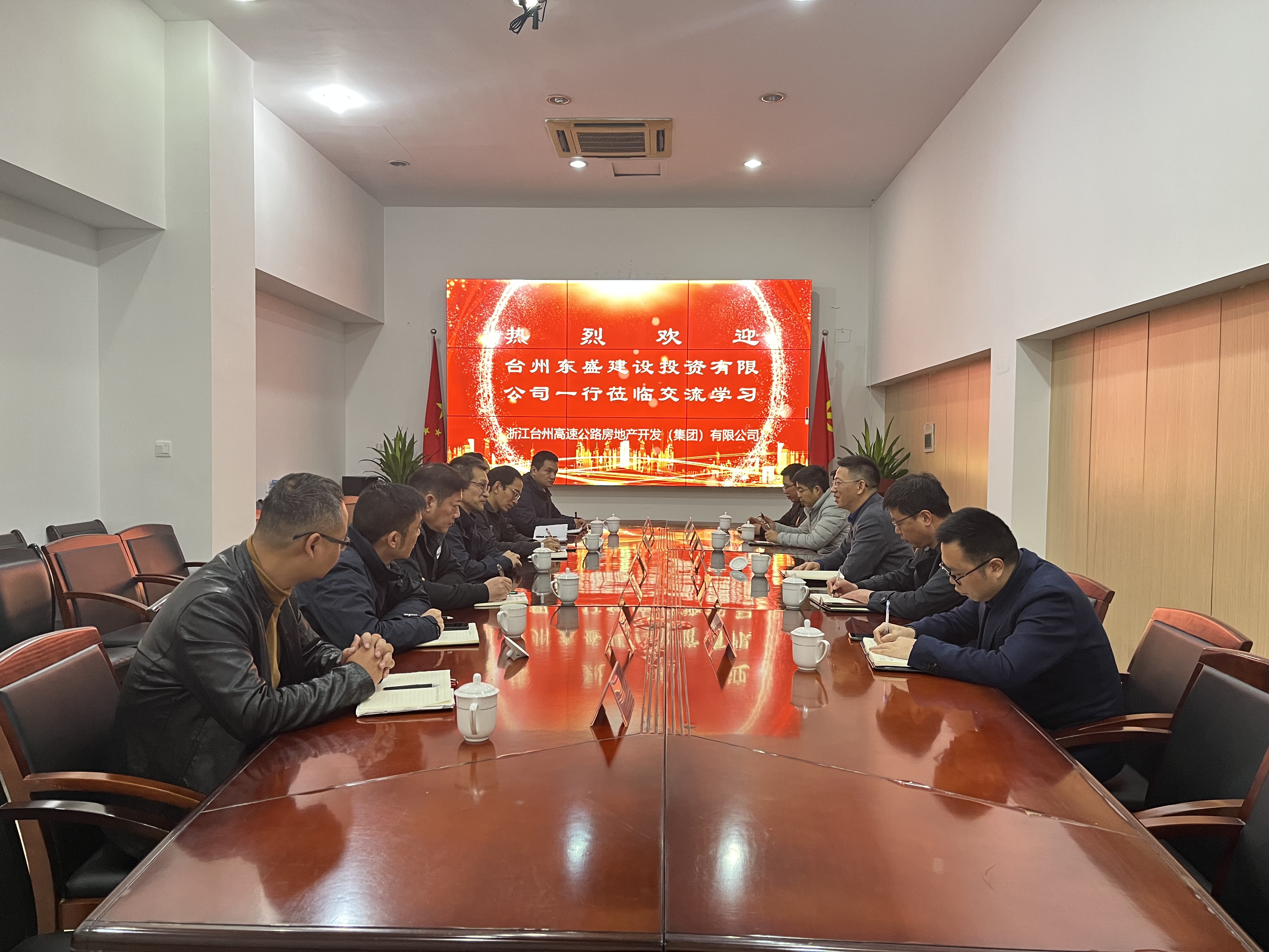 1638154728866977.jpg 圖為交流學(xué)習(xí)會(huì)現(xiàn)場(chǎng).jpg