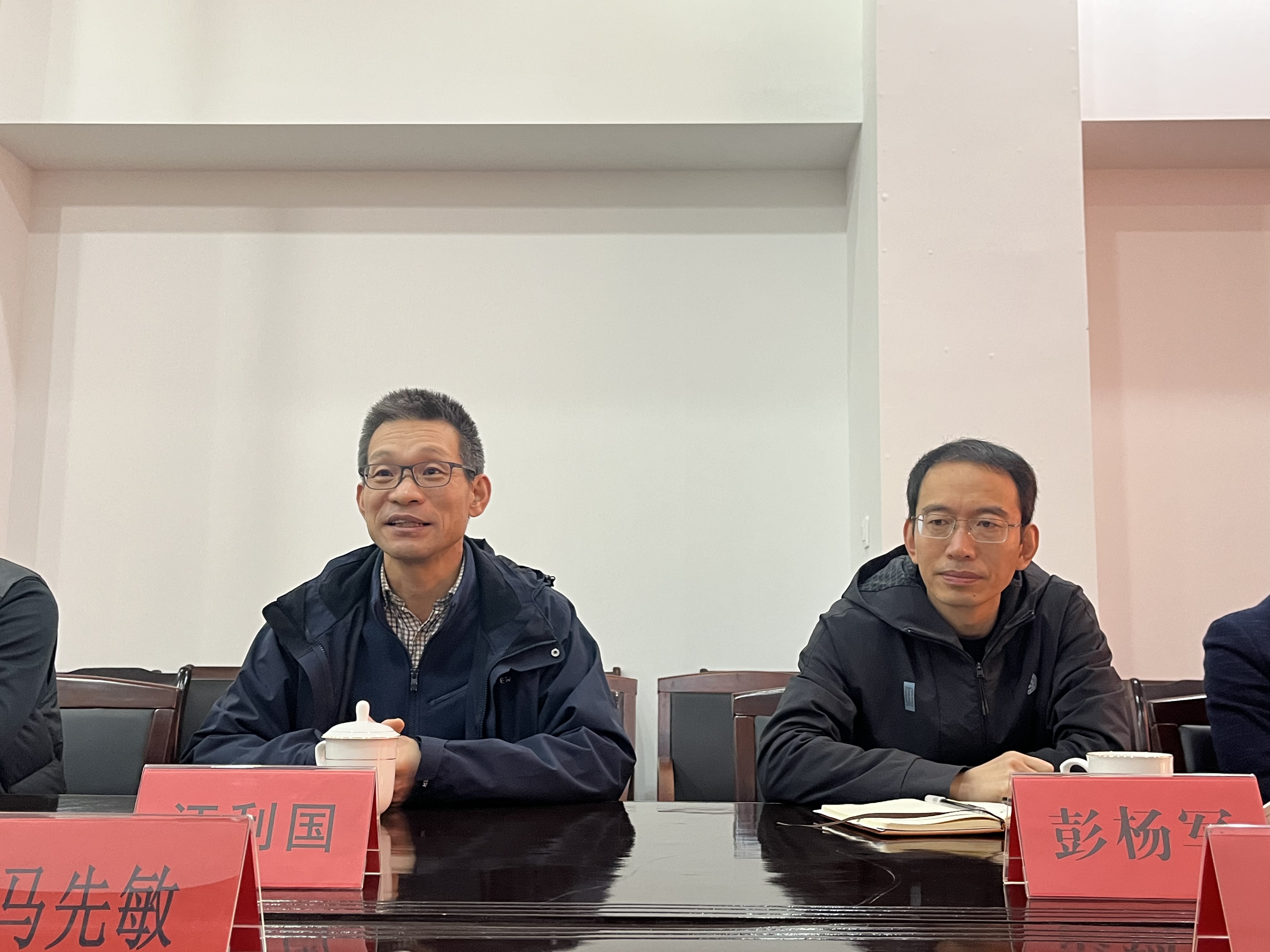 1638154737175452.jpg 圖為董事長(zhǎng)汪利國(guó)、總經(jīng)理彭?xiàng)钴?jpg