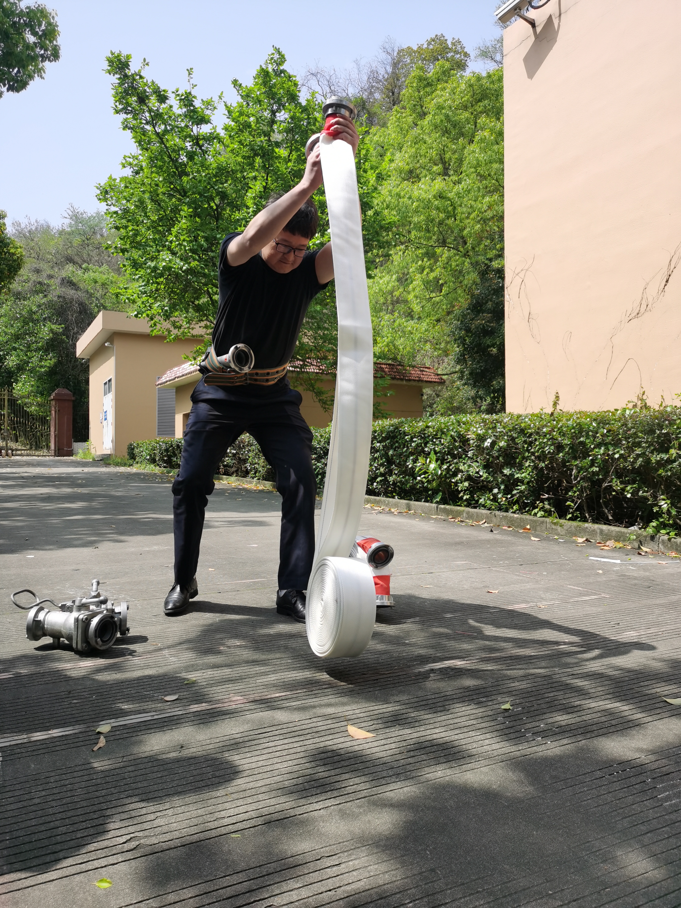 1681342891547200.jpg 2023.04.12王曉岳在練習(xí)水帶連接 陳智慧攝.jpg