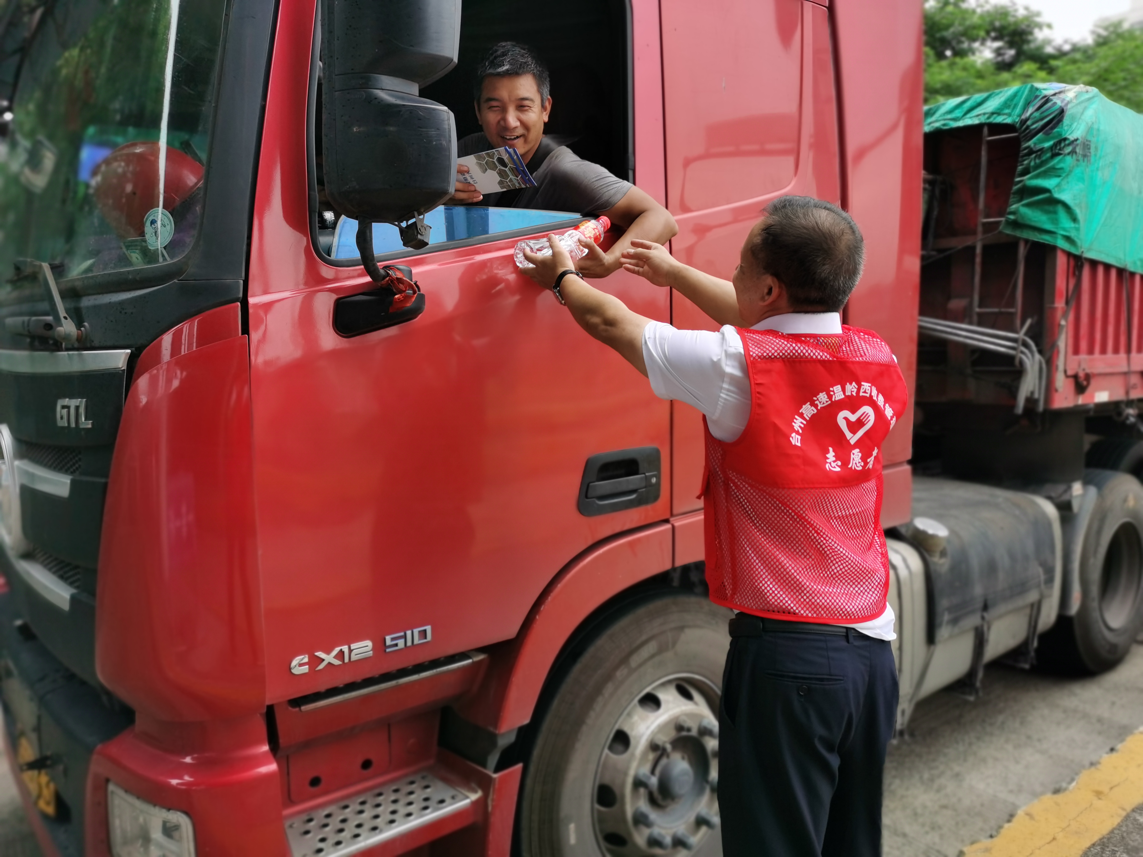 1687201865982114.jpg 20230616.3 陳軍送上宣傳冊 陳智慧攝.jpg