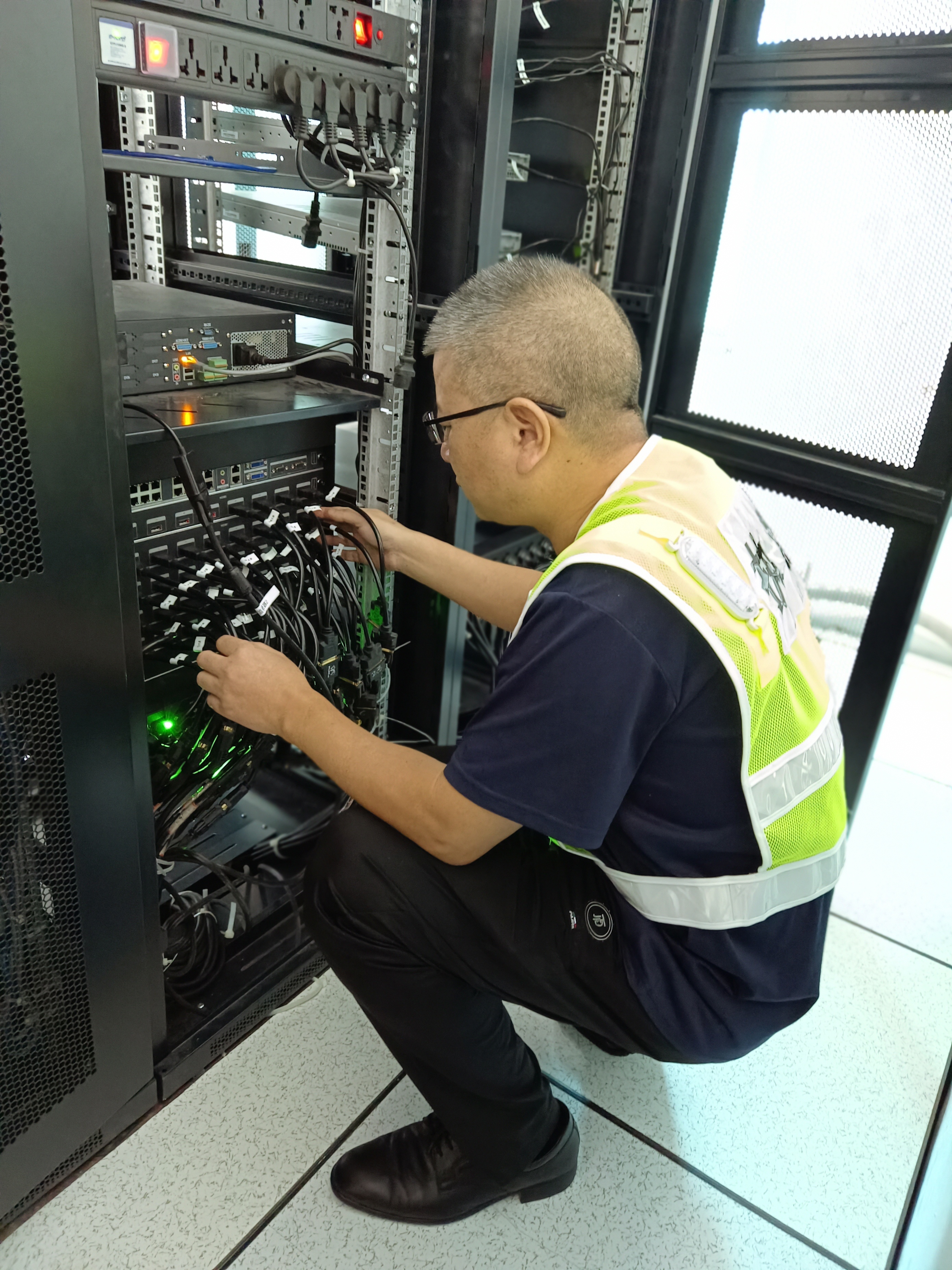 1697786096998997.jpg 20231018 金衛軍正在檢修線路 陳智慧攝.jpg