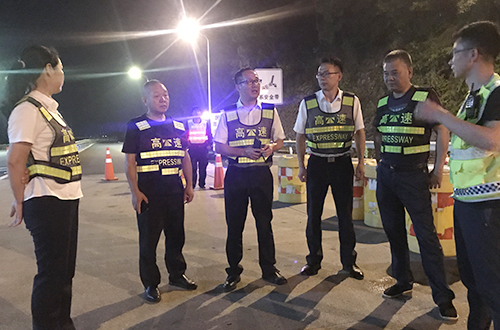 圖為集團(tuán)副總經(jīng)理章海峰帶隊檢查分流準(zhǔn)備情況 陳瑩攝99.jpg